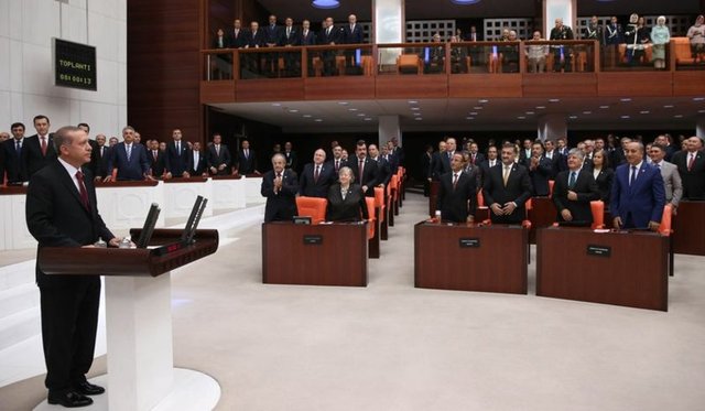 İLKLER - -Türk siyasetinde, 1980 darbesi dışında ilk kez Cumhurbaşkanı halk tarafından seçildi, Meclis'e giderek yemin etti.