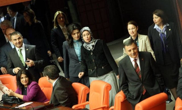 -Bir zamanlar Meclis'te sert tepkilere neden olan 'başörtülü vekil' sorunu, hac dönüşü AK Partili kadın vekillerin örtünerek Meclis'e gitmesiyle fiilen çözüldü.