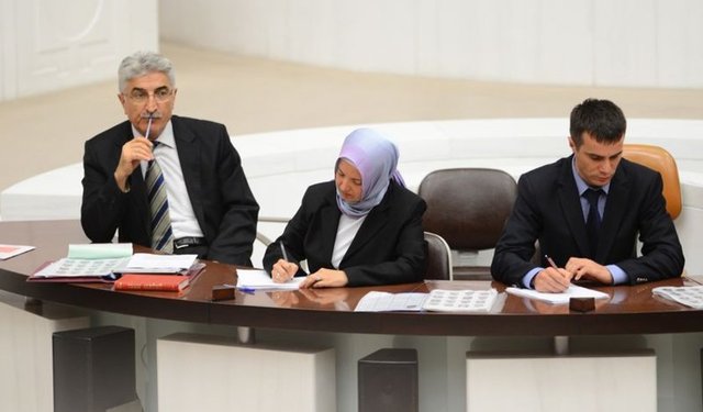 -Meclis'te ilk kez başörtülü stenograf görev aldı.