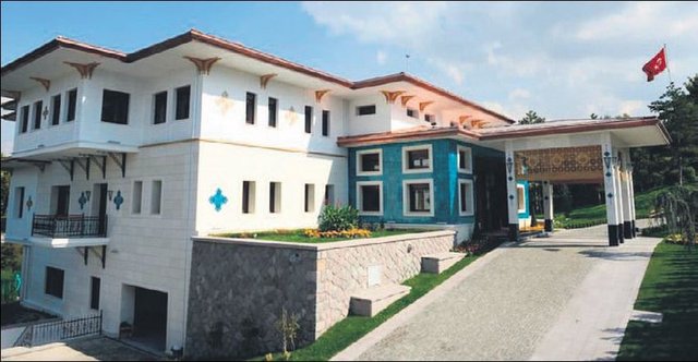 -Yeni konut kervanına Meclis Başkanlığı da katıldı. Başkanlık konutu yıkılarak yerine büyük bir konut inşa edildi.