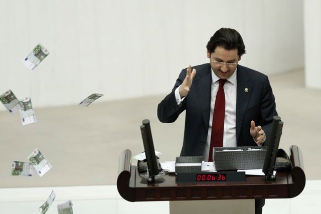 Kürsüye, kavurmadan çiğ ete, çaydan süte, mücevherden tekne maketine çok şey çıkarıldı; ancak en fazla ayakkabı kutusu eylem aracı olarak kullanıldı. 17 Aralık'ın yıldönümünde artan eylemler sırasında genel kurul salonuna sahte Euro'lar savruldu.