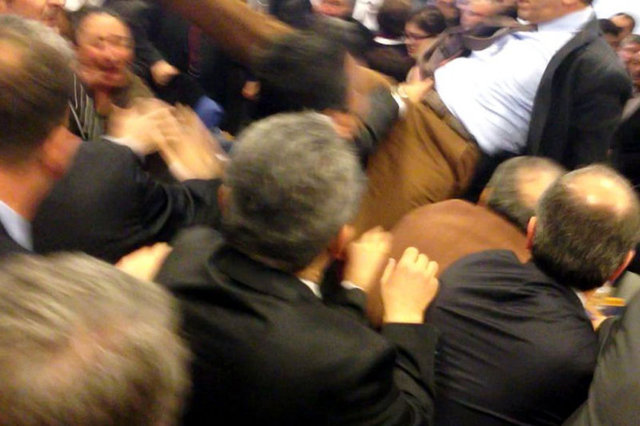 KAVGA GÖRÜNTÜLERİ - Kavgalarda, komisyon sırasına sıçrayarak tekme atan AK Partili Zeyid Arslan öne çıktı.
