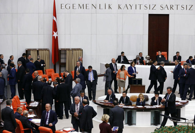 -AK Parti 12 yıllık iktidarı döneminde ilk kez 4 bakanı ile ilgili yolsuzluk iddiaları üzerine soruşturma önergesi vererek komisyon kurulmasını sağladı.