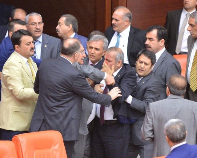 Genel kurulda MHP'li İdare Amiri Ali Uzunırmak ile AK Partili Mustafa Şahin arasında yumruklu kavga yaşandı.