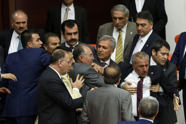Siyaset; kavganın, yüksek tansiyonun, sert polemiklerin öne çıktığı bir yılı geride bırakıyor. Meclis'in 24. dönemi, genel seçime gitmeden önceki son yılında sık sık kavga görüntülerine sahne oldu.