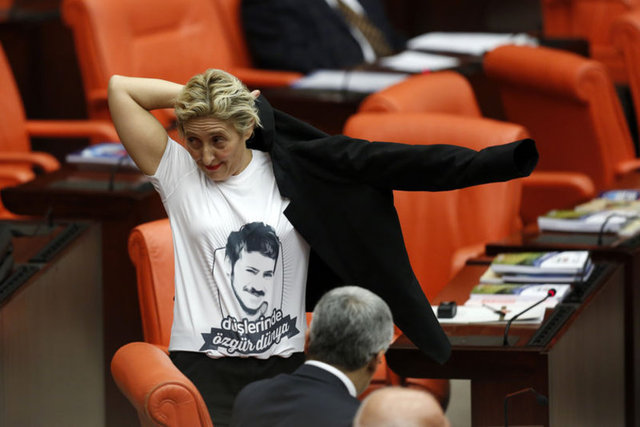 CHP'li Melda Onur kürsüde tişörtlü eylem yaptı.