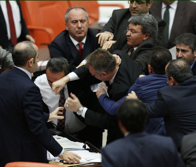 CHP'li Bülent Tezcan'a yumruk atan AK Partili Oktay Saral'a ise kınama cezası verildi.