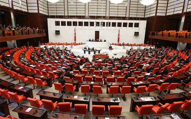 YEMİNLER - Genel seçimde milletvekili seçilmesine rağmen cezaevinde olduğu için yemin edemeyen HDP milletvekilleri serbest kaldı ve seçildikten 3 yıl sonra yemin ederek görevlerine başladı.