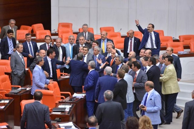 Genel kurulda MHP'li Sinan Ogan da yumruklanan vekiller arasında yer aldı.