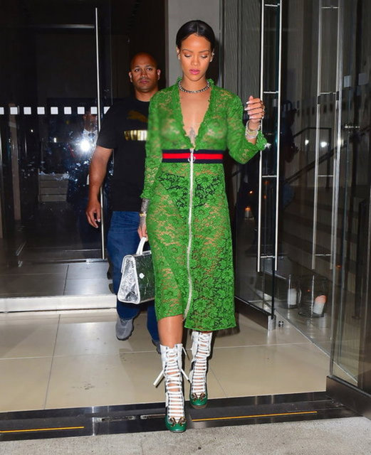 Ünlü yıldızın kıyafet seçimi dikkatleri çekti.