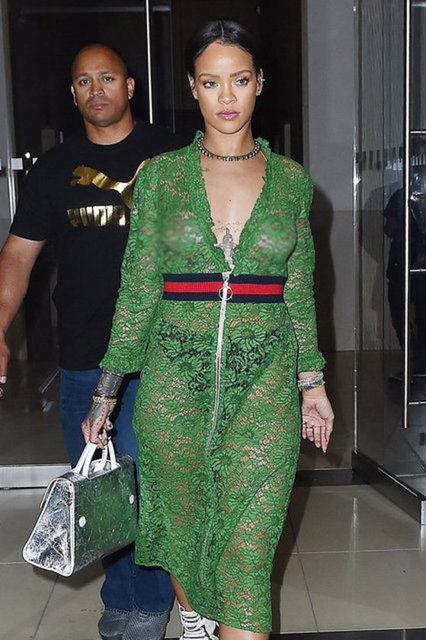 Rihanna sık sık sütyen giymemesi ve  cesur kıyafet seçimleriyle gündem oluyor.