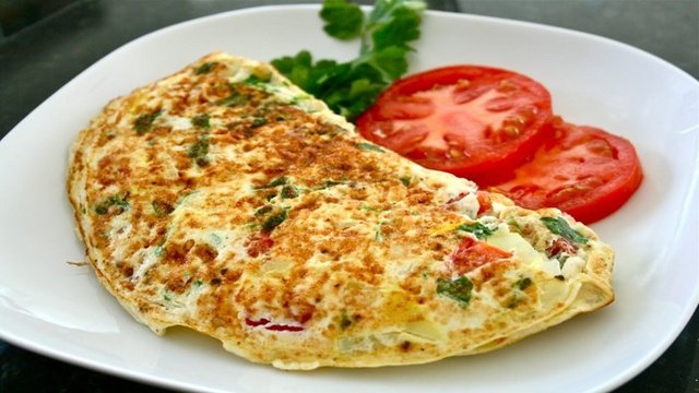 Sabah kahvaltısında avokado dilimleri ve yumurta ile hazırlayacağınız omlete taze otlar ilave edebilirsiniz, yanında tam tahıllı ekmek yiyebilirsiniz.