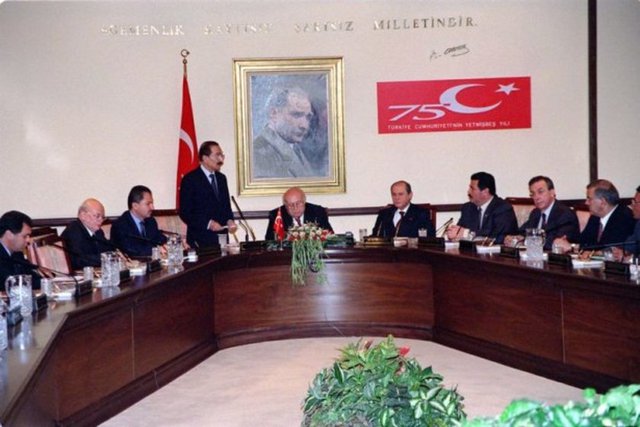 Bakanlar Kurulu 9. Cumhurbaşkanı Süleyman Demirel başkanlığında 12 Mayıs 2000'de toplandı. Toplantıda Başbakan Bülent Ecevit (sol 4) ve Devlet Bakanı ve Başbakan Yardımcısı Devlet Bahçeli (sağ 4) de katıldı.