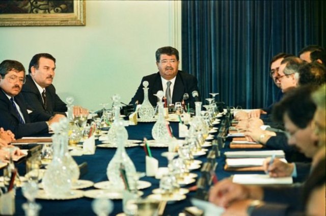 8. Cumhurbaşkanı Turgut Özal 08 Ağustos 1990'da Bakanlar Kurulu toplantısına başkanlık ederken