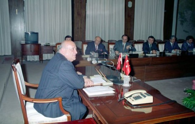 24 Mayıs 1993'te 9. Cumhurbaşkanı Süleyman Demirel başkanlığında toplanan Bakanlar Kurulu toplantısından bir kare