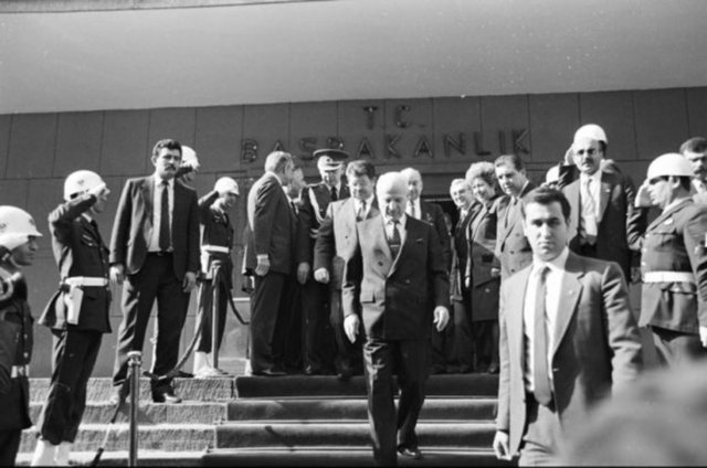 7. Cumhurbaşkanı Kenan Evren 30 Kasım 1989'da son kez başkanlık ettiği Bakanlar Kurulu toplantısı sonrası Başbakanlık'tan ayrılırken görülüyor.