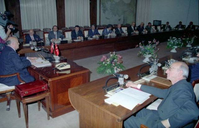 24 Mayıs 1993'te 9. Cumhurbaşkanı Süleyman Demirel başkanlığında toplanan Bakanlar Kurulu toplantısından bir kare.