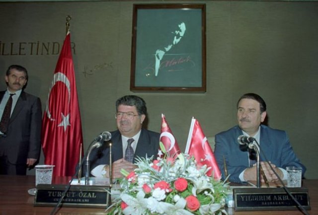 8. Cumhurbaşkanı Turgut Özal , 11 Ocak 1990'da Bakanlar Kurulu toplantısına başkanlık etti. Başbakan Yıldırım Akbulut (sağda).