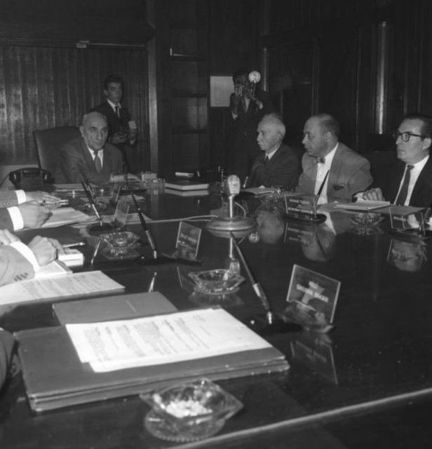 Cumhurbaşkanı Cemal Gürsel (solda), 1962 yılında Bakanlar Kurulu toplantısında görülüyor. (sağdan sola) Başbakan Yardımcıları Turhan Fevzioğlu, Hasan Dinçer ve Başbakan İsmet İnönü.