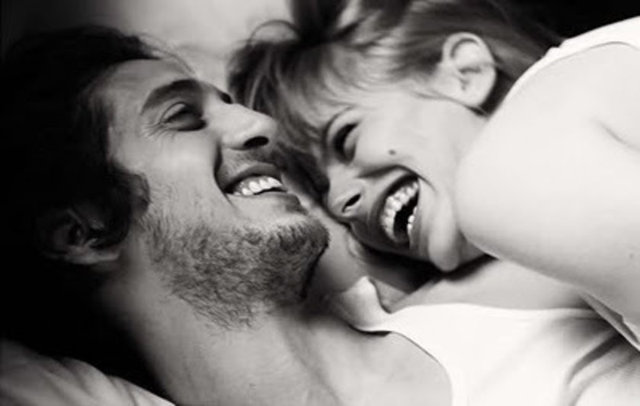 9-Kahkahalar işe yarıyor  Sevimli gülümsemeler tatlı gelebilir ancak kahkaha kesinlikle baştan çıkaran bir etkiye sahip.