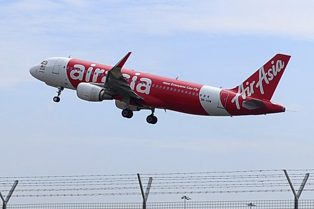 Batılı güçlerin, tıpkı Malezya Havayolları'nda olduğu gibi AirAsia uçaklarını da düşürerek firmayı iflasın eşiğine  - getirmeyi, bu yolla bölge ekonomisini çökertmeyi amaçladığı öne  - sürülüyor.