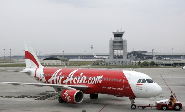 Kuzey Koreli hackerların teknoloji devi Sony'ye düzenledikleri siber  - saldırının bir benzerinin AirAsia uçağının bilgisayar sistemine yapılmış olabileceği iddia ediliyor.
