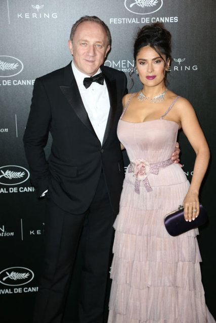 54 yaşındaki iş adamı François-Henri Pinault ile 2009 yılında evlenen 49 yaşındaki Hayek, bir aşk evliliği yaptığını söylüyor.