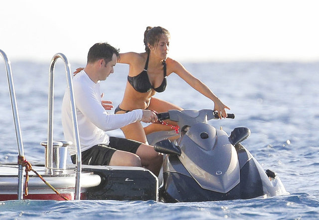 Onları ekran karşısına kitlerseniz izole olmaya ve yalnızlaşmaya başlarlar. Onları hayatınıza dahil edin, paylaşın. Çünkü en önemli olan şey onun insanlarla iletişimde olması.'