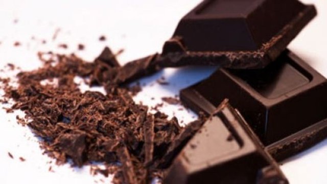 7 OCAK - Haftanın ortası ve siz daha şimdiden yoruldunuz mu? Öğleden sonra kan şekerinizin düştüğünü hissediyorsanız, Bir fincan yağsız sütlü kahvenin yanında, acı çikolata tüketebilirsiniz. -