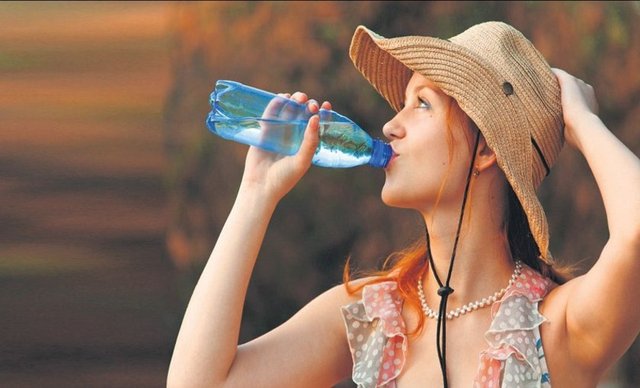 1 OCAK  - Bugün yeni yılın ilk hedefinin gerçekleşme günü! Yaptığınız kaçamaklar 2014'te kalsın! Bugün bol su içerek  dün akşam yiyip içtiklerinizin vücudunuzda yarattığı ödeme silin. -