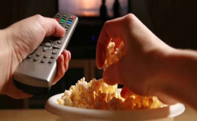 2. OCAK - Bugün günlerden Cuma! Bugünü güzel bir filmle taçlandırmak istiyorsanız, film izlerken tükettiklerinize dikkat edin.  Araştırmalar Televizyon izlerken yiyeceklerin porsiyonlarının yüzde 78 arttığını söylüyor. -