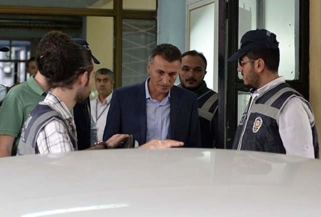 Emniyette ''paralel yapı'' iddialarına ilişkin İstanbul merkezli 16 ilde gerçekleştirilen operasyonlarda aralarında eski İstanbul Mali Şube Müdürü Yakub Saygılı'nın da bulunduğu 33 polis gözaltına alındı
