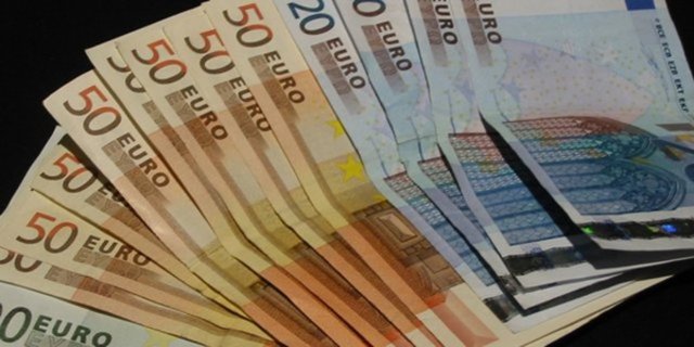 Avrupa Merkez Bankası sürpriz bir kararla dün faiz indirimine gitti. 'Süper Mario' diye bilinen Draghi varlık alımlarının ekim ayında başlayacağını açıklayınca Euro 2.80 TL'nin altına indi.