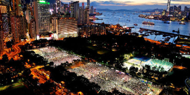 1989 yılında yaşanan Tiananmen Meydanı olaylarının 25. yıl dönümünde on binlerce kişi Hong Kong'taki Victoria Park'ta toplandı.