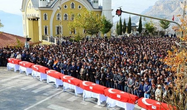 Maden ocağında mahsur kalan işçilerin çıkarılan cenazeleri ailelerine teslim edildi