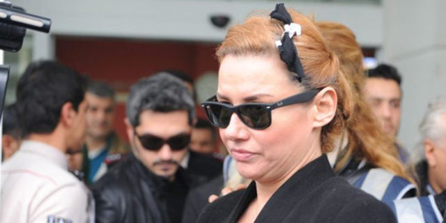 Uyuşturucu ticareti yapmak suçundan hakkında tutuklama kararı çıkan Deniz Seki, 8 ay firari yaşadı. 'İyisin Tabi' şarkısıyla müzik listelerini alt üst eden Seki, geçen ay nişanlsının evinde yakalandı. Ünlü şarkıcı yeniden demir parmaklıklar arkasına göder
