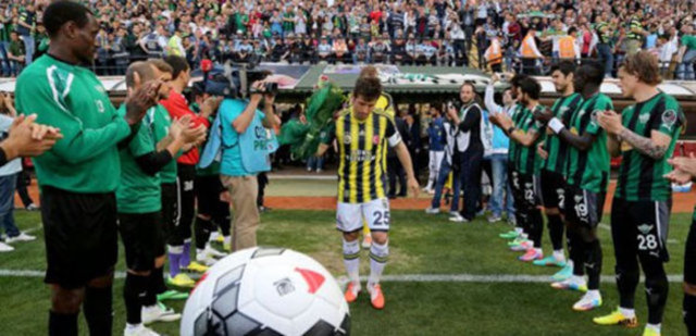 19 Mayıs Stadyumu'ndaki karşılaşma öncesinde Fenerbahçeli futbolcular sahaya çıkarken Akhisar Belediyesporlu futbolcular çıkış tüneli önünde dizilip, şampiyonluğunu ilan eden rakiplerini alkışladı.