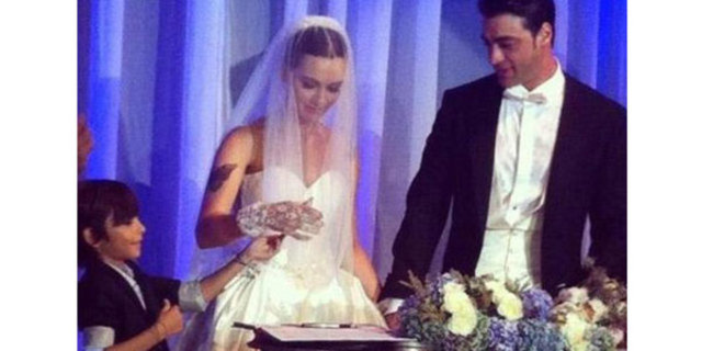 Oynadıkları dizide evli bir çifti canlandıran Birce Akalay ile Sarp Levendoğlu, gerçek hayatta da nikah masasına oturdu.