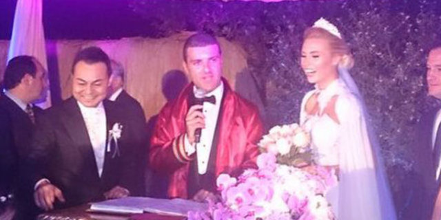 Serdar Ortaç sevgilisi İrlandalı model Chloe Loughnan ile muhteşem bir düğün ile evlendi.