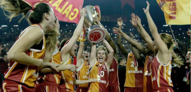 Türkiye Kadınlar Basketbol Ligi play-off final serisi 5'inci ve son maçında Fenerbahçe'yi 73-54 yenen Galatasaray Odeabank, 14 yıl aradan sonra şampiyon oldu.