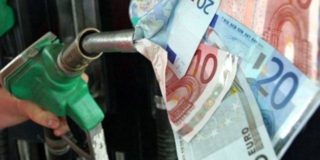 Bayi ve dağıtıcı payının motorinde 52, benzinde 42 kuruşu aştığını gören EPDK, tavan fiyata gitme kararı aldı. Kurum, benzin ve motorindeki bayi+dağıtıcı payını 37 kuruşa çekti.