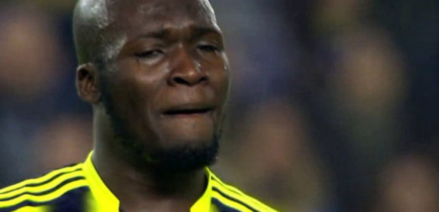Kayseri Erciyesspor karşısında mutlak üç gol pozisyonundan yararlanamayan Moussa Sow, mücadelenin 80. dakikasında son kaçırdığı pozisyonun ardından gözyaşlarına hakim olamadı.