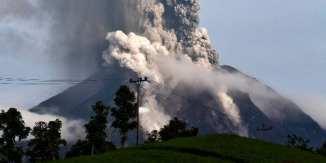 Endonezya'nın Sumatra Adası'ndaki Sinabung Yanardağı faaliyete geçti ve 2 kilometreye kadar kül püskürttü. 2 bin 460 metre yüksekliğindeki Sinabung Yanardağı'nın yeniden faaliyete geçmesinin ardından bölgede 3. derece alarm verildi.