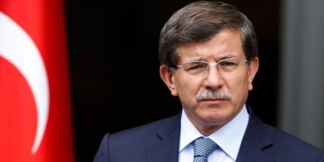 Başbakan Davutoğlu, ekonomiyi Babacan yönetimindeki eski ekibe emanet ederken tek bir değişiklikle yola devam kararı aldı. Gümrük Bakanı Hayati Yazıcı'nın yerine Nurettin Canikli getirildi.