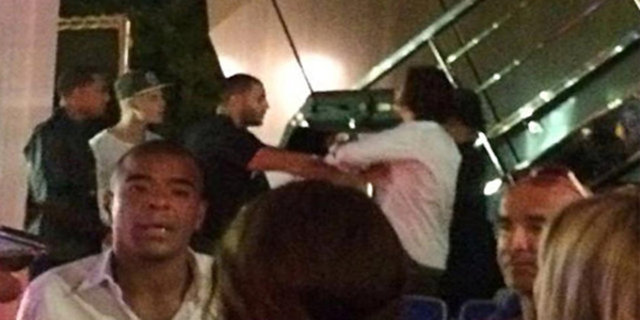 İbiza'da bir restoranda karşılaşan Orlando Bloom ve Justin Bieber'in arasında sözlü tartışma çıkmıştı. Bloom genç şarkıcıyı yumruklamıştı. Kavganın, Bloom'un eski eşi Miranda Kerr yüzünden çıktığı söyleniyor.