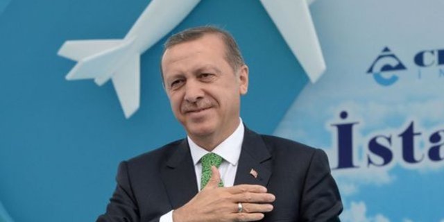 İstanbul'da yapılacak yeni havalimanının temelini atan Dönemin Başbakanı Erdoğan, firma yetkilileriyle pazarlık ederek inşaatın bitişini bir yıl öne çekti.