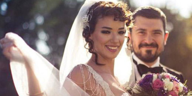Oyuncu Seda Bakan, müzisyen Ali Erel ile Ankara'da bir otelde düzenlenen düğünle dünya evine girdi.