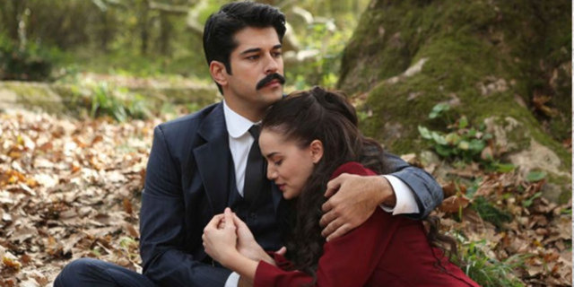 'Aşk Sana Benzer' filminde birlikte rol alan Fahriye Evcen ile Burak Özçivit'in aşkları set dışına taştı. Çiftin gözlerden uzak yaşadığı aşk ve Fahriye Evcen'in kaprisleri çok konuşuldu.