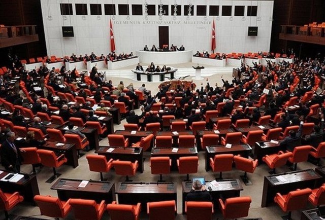Demokratikleşme paketinin yürürlüğe girdiği mart ayında , özel yetkili mahkemelerin kaldırıldı ve örgütlü suçlarda azami tutukluluk süresi 5 yıla indirildi