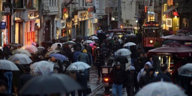 TOBB Üniversitesi, parası yetmediği için çocuk bakımı ve temizliğini kendi yapanları da dikkate alarak yaptığı hesaplamaya göre, Türkiye'de 1.8 milyon hanede 7.6 milyon kişi 'gizli yoksul' görünüyor.